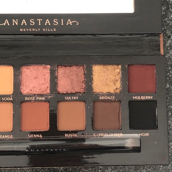 Eyeshadow palette - Picture 3 of 5